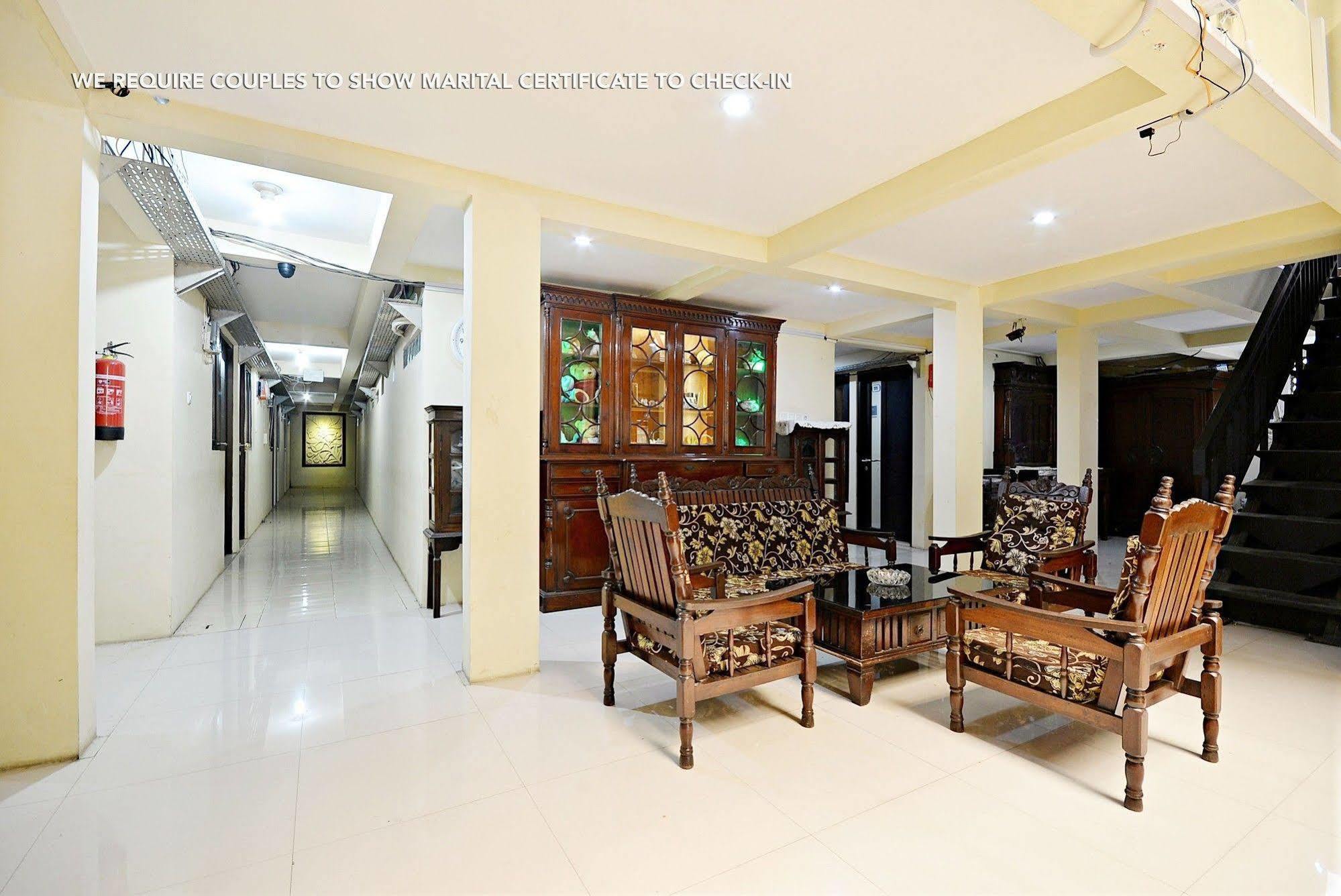 Zen Rooms Kuningan Syariah Джакарта Экстерьер фото