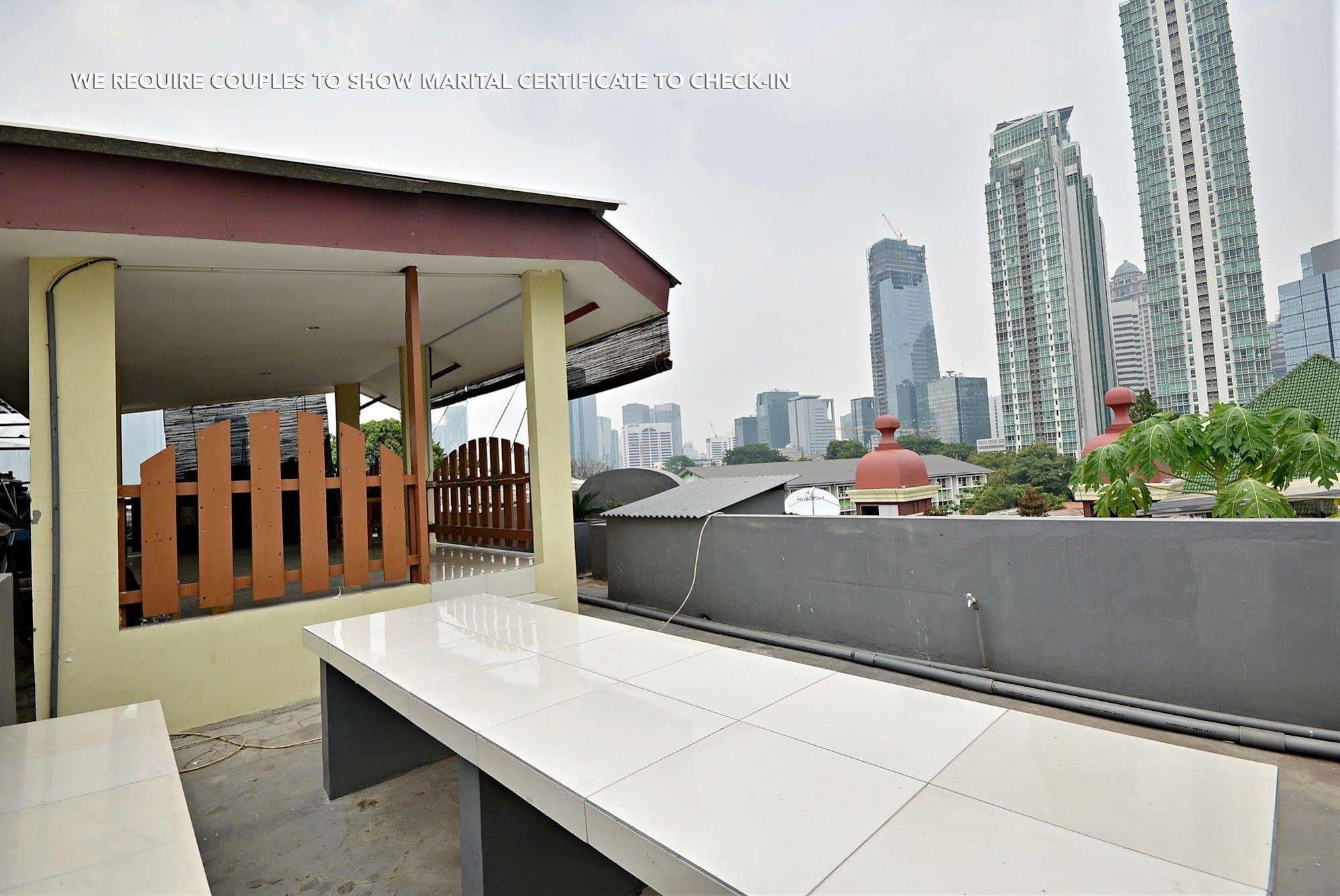 Zen Rooms Kuningan Syariah Джакарта Экстерьер фото